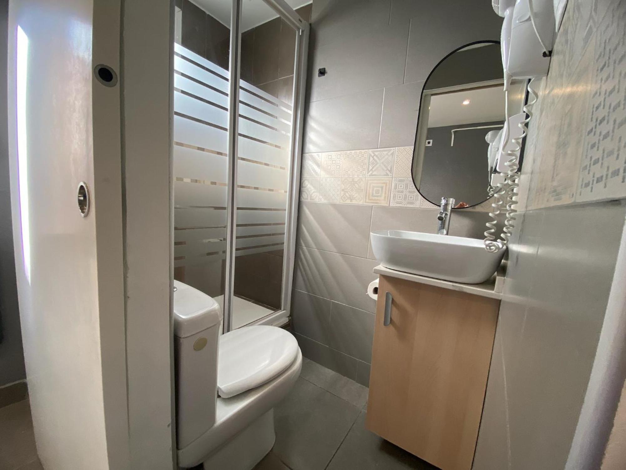 Suites Nuevas Con Bano Privado Frente Al Metro St Mwc Barcelona-Fira L'Hospitalet de Llobregat Eksteriør billede