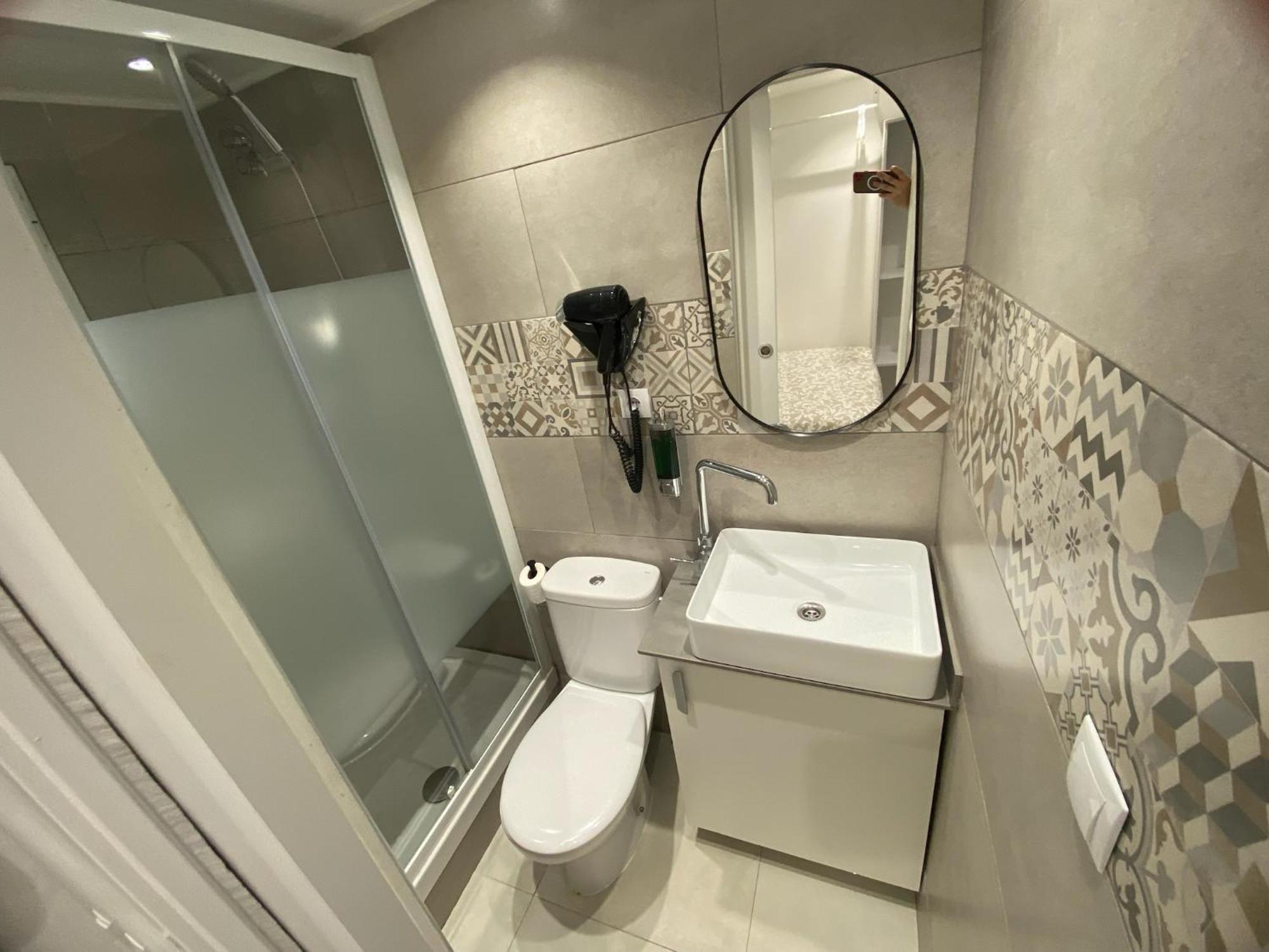 Suites Nuevas Con Bano Privado Frente Al Metro St Mwc Barcelona-Fira L'Hospitalet de Llobregat Eksteriør billede