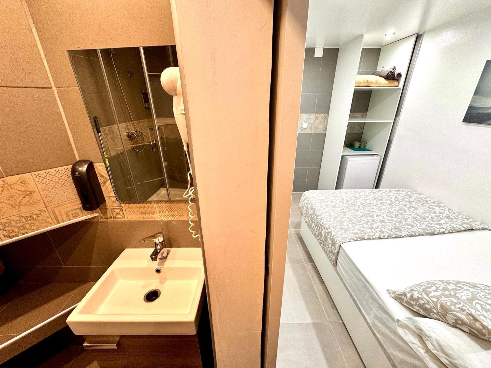 Suites Nuevas Con Bano Privado Frente Al Metro St Mwc Barcelona-Fira L'Hospitalet de Llobregat Eksteriør billede