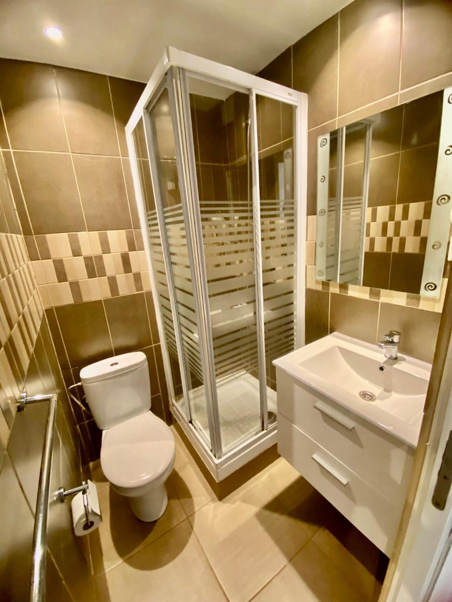 Suites Nuevas Con Bano Privado Frente Al Metro St Mwc Barcelona-Fira L'Hospitalet de Llobregat Eksteriør billede