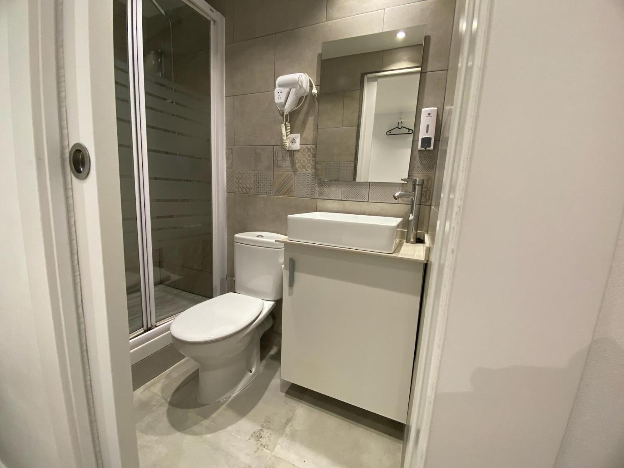 Suites Nuevas Con Bano Privado Frente Al Metro St Mwc Barcelona-Fira L'Hospitalet de Llobregat Eksteriør billede