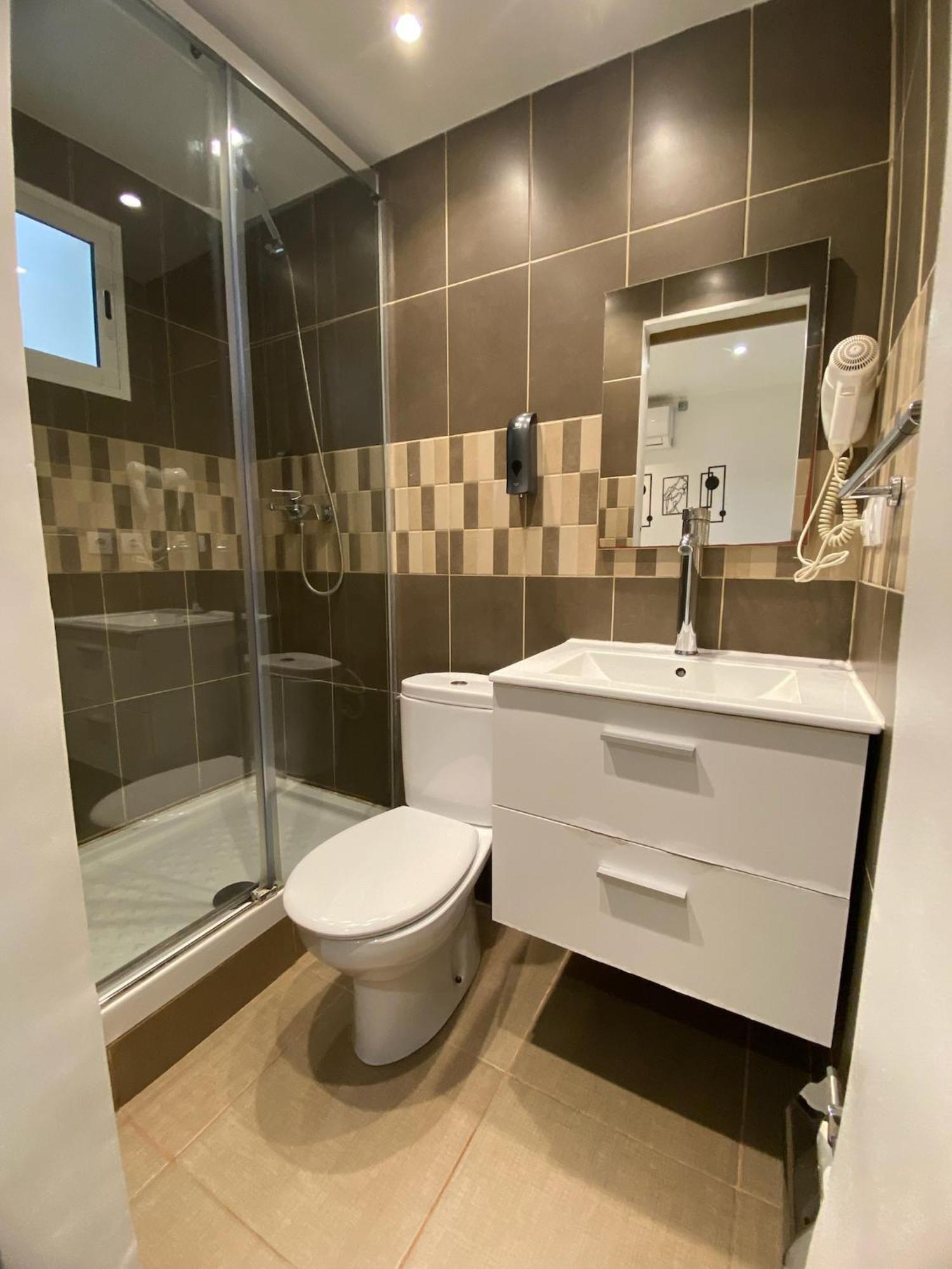 Suites Nuevas Con Bano Privado Frente Al Metro St Mwc Barcelona-Fira L'Hospitalet de Llobregat Eksteriør billede