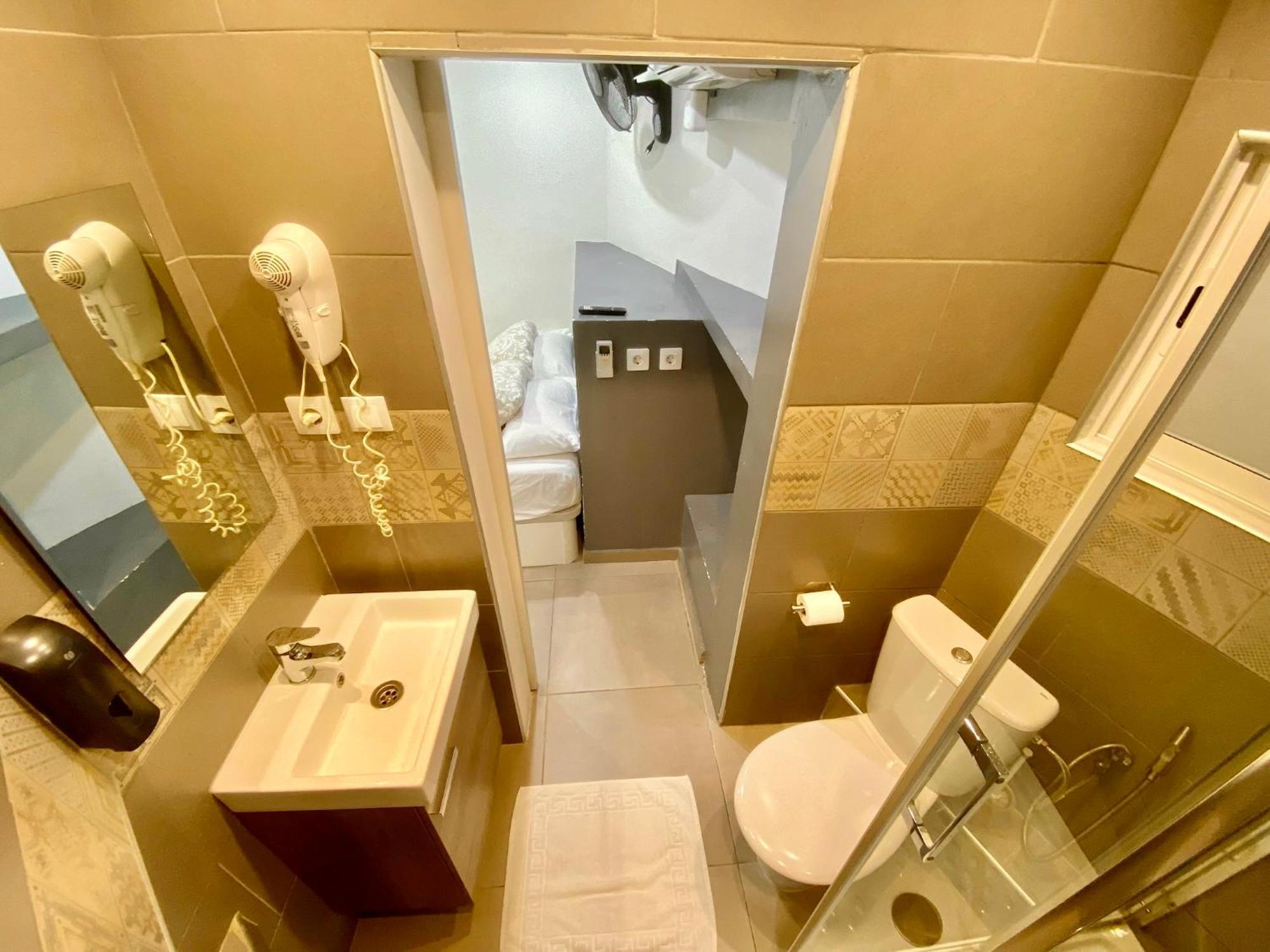 Suites Nuevas Con Bano Privado Frente Al Metro St Mwc Barcelona-Fira L'Hospitalet de Llobregat Eksteriør billede