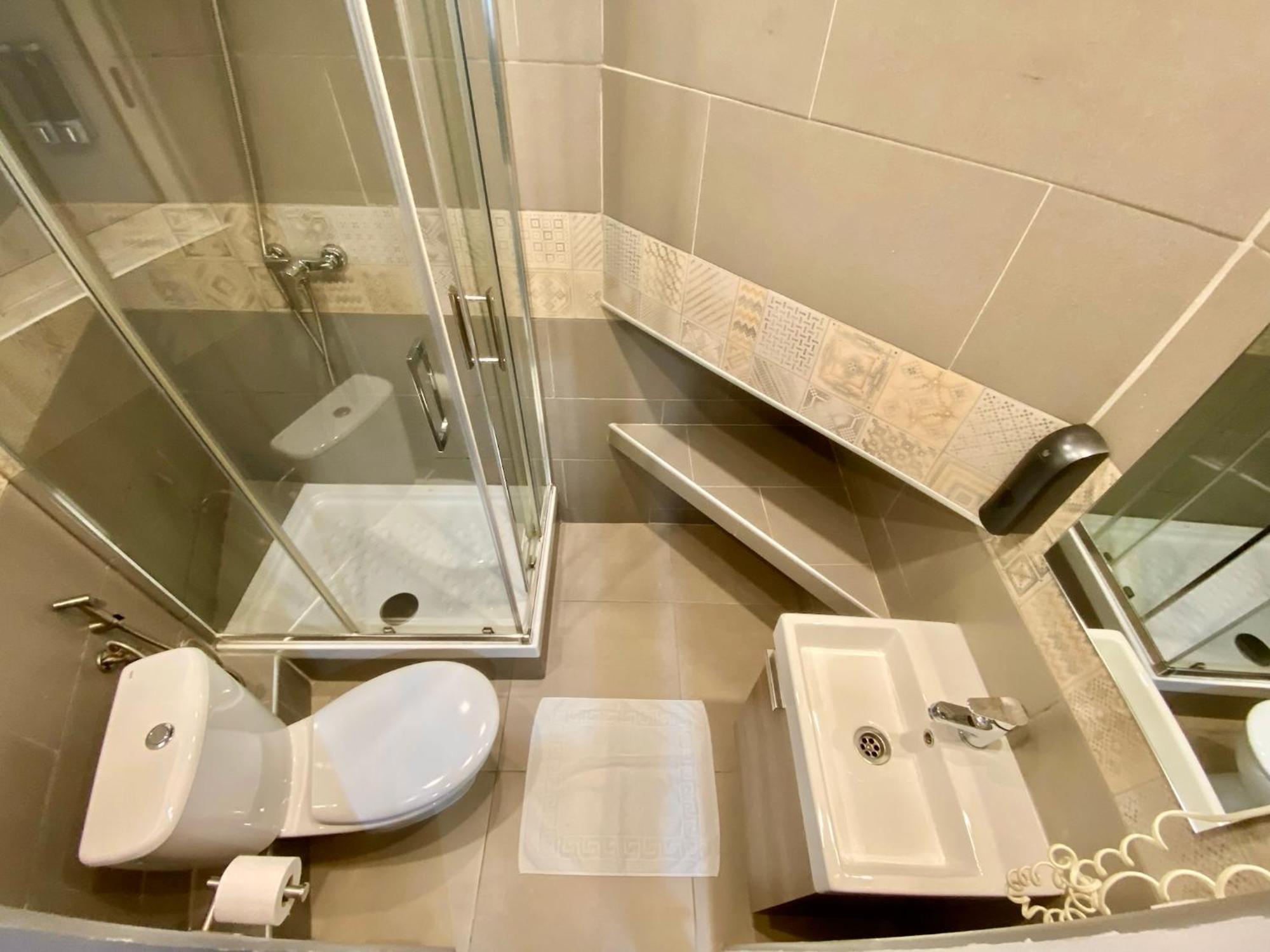 Suites Nuevas Con Bano Privado Frente Al Metro St Mwc Barcelona-Fira L'Hospitalet de Llobregat Eksteriør billede
